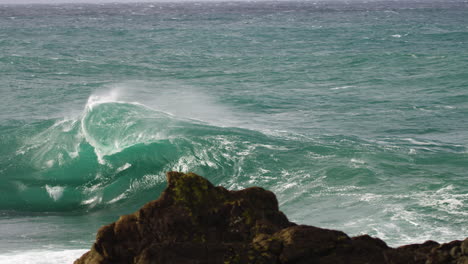 Heavy-wave-fans-out-with-backwash-as-it-breaks-during-a-winter-storm