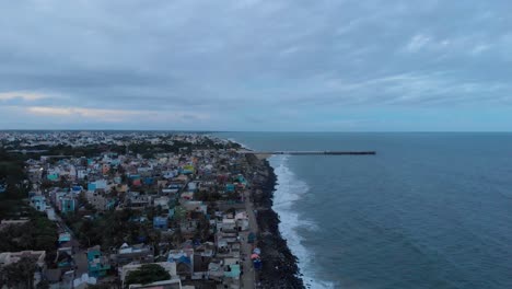 4k-Luftbild-Eines-Leuchtturms-In-Der-Nähe-Des-Hafens,-Aufgenommen-Mit-Einer-Drohne-In-Pondicherry,-Indien