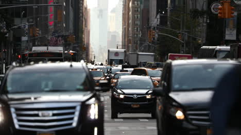 Slow-motion-shot-of-a-street-full-of-cars-going-in-the-same-direction-in-Manhattan,-New-York