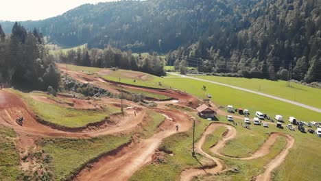 Drohne-Folgt-Fahrer-Auf-Einem-Motorrad-Auf-Der-Motocross-Strecke