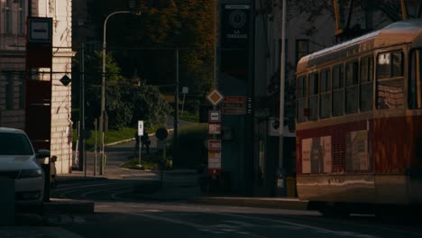 Tram-stopping-for-passengers-in-Vrsovice