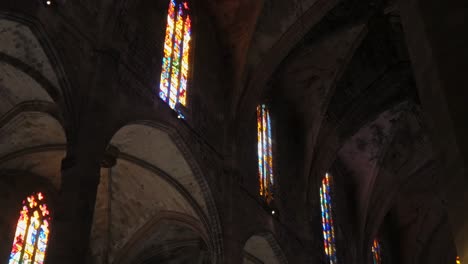 Schwenken-Sie-Von-Der-Decke-Mit-Wunderschönen-Buntglasfenstern-Zum-Heiligtum-Mit-Kerzenbeleuchteten-Säulen-In-Der-Kathedrale-Santa-Maria-Von-Palma