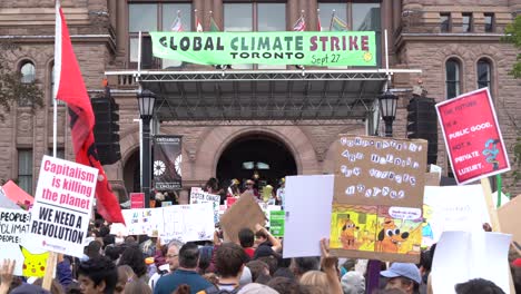 Menschenmassen-Protestieren-Gegen-Den-Klimawandel-Im-Queens-Park-In-Toronto