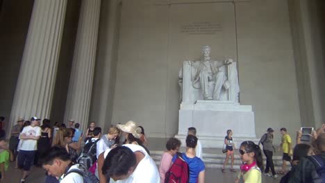 Multitudes-De-Turistas-Rodean-La-Estatua-De-Abraham-Lincoln-En-El-Memorial-De-Lincoln-Tomando-Fotografías-Con-Teléfonos-Celulares-Y-Ipads