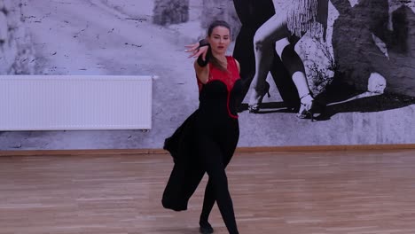 Professionelle-Und-Leidenschaftliche-Tänzerin-Tanzt-Auf-Der-Tanzfläche
