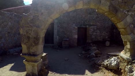 Caminando-Hacia-Una-Antigua-Iglesia-En-Paleo-Pili-Un-Sitio-Histórico-En-La-Isla-De-Kos-En-Grecia