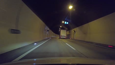 Lange-Fahrt-Durch-Den-Tunnel-Hinter-Dem-LKW-In-Der-Nacht