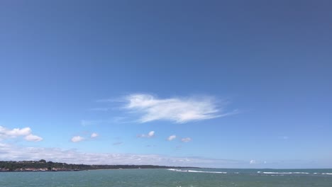 Blauer-Himmel-über-Dem-Ozean-Mit-Ruhigen-Wellen