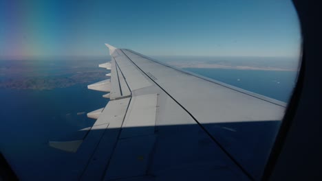 Blick-Aus-Dem-Flugzeugfenster-Beim-Flug-über-Griechenland