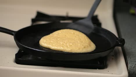 Flipping-a-pancake,-close-up