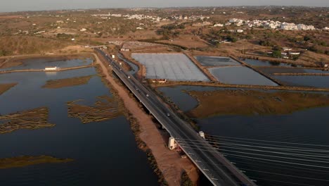 Luftaufnahme-Von-Autos,-Die-über-Eine-Moderne-Brücke-In-Mexilhoeira-Da-Carregação-Fahren