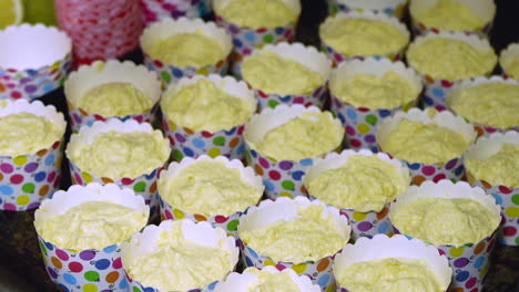 Füllen-Sie-Cupcake-Formen-Mit-Einem-Eislöffel-Mit-Köstlichem-Zitronenteig