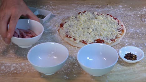 Coronando-Una-Pizza-Casera-Fresca-Con-Rebanadas-De-Delicioso-Jamón