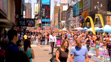 Pan,-Thousands-of-people-exercise-yoga-on-Times-Square,-Manhattan