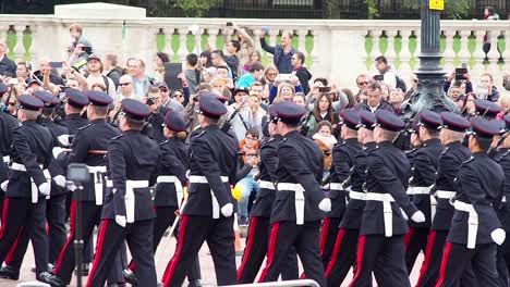 Britische-Königliche-Wachen-Führen-Die-Wachablösung-Im-Buckingham-Palace-Durch