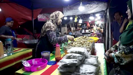 Einheimische-Verkaufen-Street-Food-Auf-Dem-Nachtmarkt-In-Lankawi