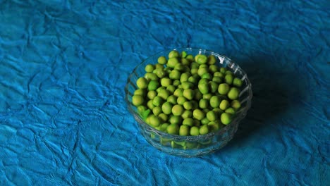 Fresh-green-peas-placed-in-a-bowl