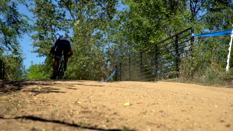 Radrennfahrer,-Die-Während-Eines-Radrennens-In-Boulder,-Colorado,-Einen-Trail-Durchlaufen