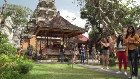 Tourists-visiting-the-Ubud-palace-in-Bali,-Indonesia