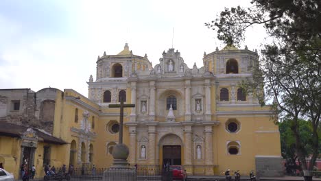 Toma-Panorámica-De-La-Iglesia-De-La-Merced-En-Antigua-Guatemala
