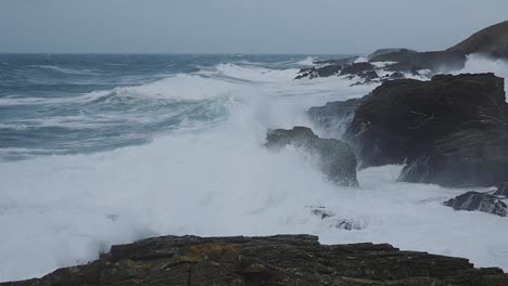 Dramatic-Ocean-Waves-Crashing-On-Rocks-At-Calf-Of-Man,-Isle-Of-Man