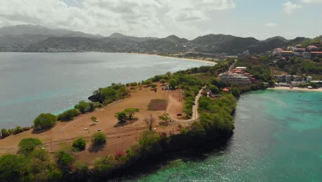 Luftaufnahmen-Der-Quarantäne-Point-Halbinsel-Mit-Den-Bergen-Des-Festlandes-Von-Grenada-Im-Hintergrund