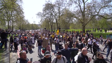 La-Gente-Marcha-Junto-A-Hyde-Park-Protestando-Por-El-Uso-De-Cierres-Por-Parte-De-Los-Gobiernos.