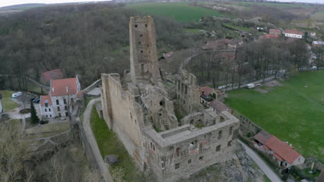 Ruins-of-the-medieval-castle-of-Okoř-overlooking-Czech-countryside