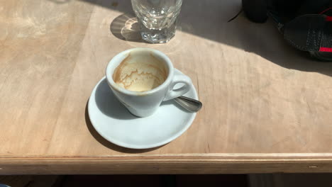 Eine-Leere-Espressotasse-Auf-Einer-Tischplatte
