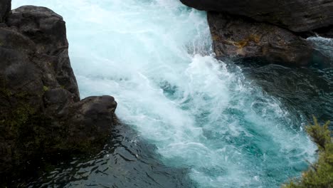 Mittlere-Aufnahme-Von-Sprudelndem,-Weißem-Wasser-An-Den-Leuchtend-Blauen-Huka-Wasserfällen-In-Neuseeland