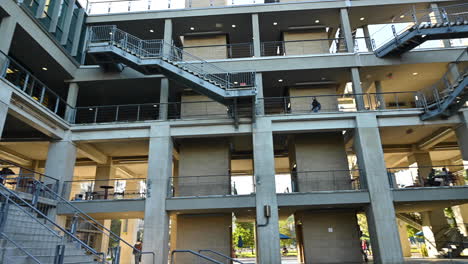 Hohe-Betongebäude-Des-Campus-Der-Universität-Von-Kalifornien-In-San-Diego-–-Modernes-Architektonisches-Design-–-Weitwinkelaufnahme