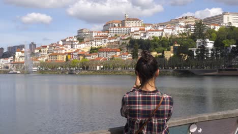 Reisende-Frau-Fotografiert-Mit-Dem-Handy-Die-Stadt-Coimbra-In-Portugal