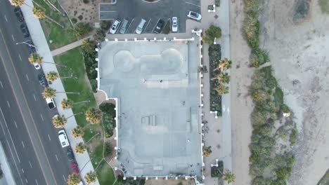 Vogelperspektive-über-Den-Skateboardpark-In-Santa-Barbara-Bei-Sonnenuntergang-In-Kalifornien,-USA