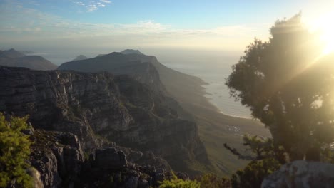 Zeitlupe-Der-Aussicht-Auf-Den-Tafelberg-Bei-Sonnenuntergang-Mit-Schönen-Schatten-Und-Farben