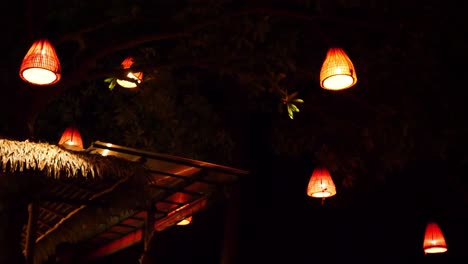 Linterna-De-Tailandia-Colgando-De-Un-árbol-Y-Balanceándose-En-La-Brisa-Nocturna