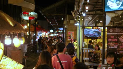 Spaziergang-Durch-Die-Belebte-Straße-Auf-Dem-Lebensmittel-Nachtmarkt-Ratchada,-Bangkok