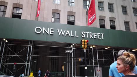 One-Wall-Street-sign-above-entrance,-famous-Manhattan-street-in-NYC