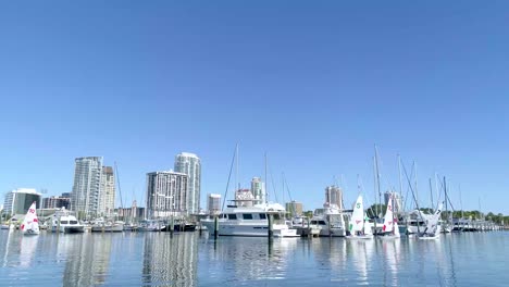 4K-Video-Von-Kleinen-Segelbooten,-Die-Den-Yachthafen-Von-Florida-Verlassen