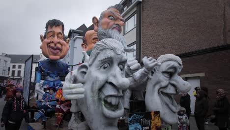 Tráiler-Con-Cinco-Grandes-Estatuas-Moviéndose-En-Un-Desfile-De-Carneval-Aalst