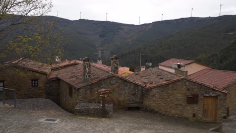 Traditionelle-Schieferhäuser-Des-Dorfes-Gondramaz-In-Portugal
