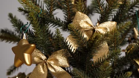 Weihnachtsbaum-Mit-Goldenem-Stern-Und-Fliege