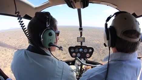 POV:-Piloten-Fliegen-Den-Hubschrauber-Robinson-Raven-II-über-Südafrika