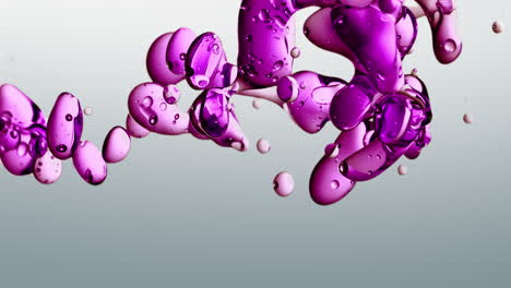 Formas-De-Líquido-De-Aceite-Violeta,-Rosa-Y-Púrpura-De-Colores-En-Agua-Purificada-Sobre-Un-Fondo-Degradado-Blanco