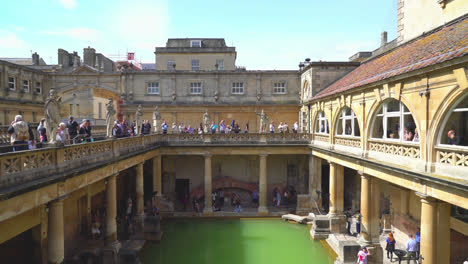 Bath-England,-Circa:-Roman-Baths,-Das-Unesco-Weltkulturerbe-Mit-Menschen,-Das-Eine-Stätte-Von-Historischem-Interesse-In-Der-Stadt-Bath,-Großbritannien,-Ist