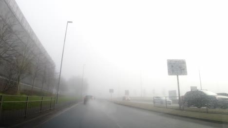 Tablero-De-Instrumentos-Pov-Conduciendo-En-Clima-De-Niebla-Británico-Tráfico-Urbano