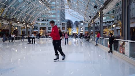 Skater-Gleiten-über-Eine-Eisbahn,-Die-In-Einem-Einkaufszentrum-Im-Freien-Gebaut-Wurde