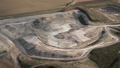 Luftaufnahmen-Von-Erzsteinbrüchen-Der-Kohleindustrie-In-Der-Nähe-Von-Leeds,-Yorkshire-In-Großer-Höhe,-Brexit-In-10-Bit,-4K,-60-Bilder-Pro-Sekunde