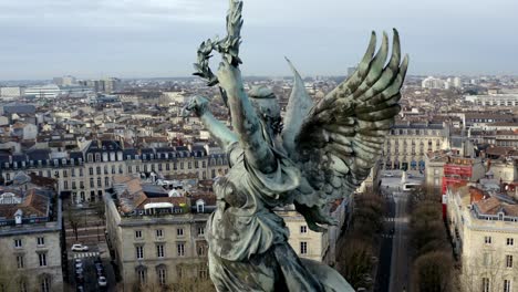 Nahaufnahme-Des-Liberty-Angel-Girondins-Denkmals-In-Bordeaux,-Frankreich,-Mit-Stadtpanorama-Und-Fluss-Garonne,-Luftaufnahme-Zur-Enthüllung-Der-Umlaufbahn