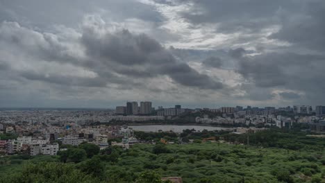 Vista-De-La-Ciudad-De-Hyderabad-Desde-Una-Montaña-En-Jubilee-Hills,-India-4k-Timelapse
