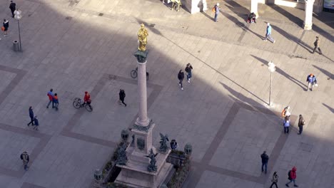 Aerial-view-of-people-walking-an-exploring-the-german-city-of-munich